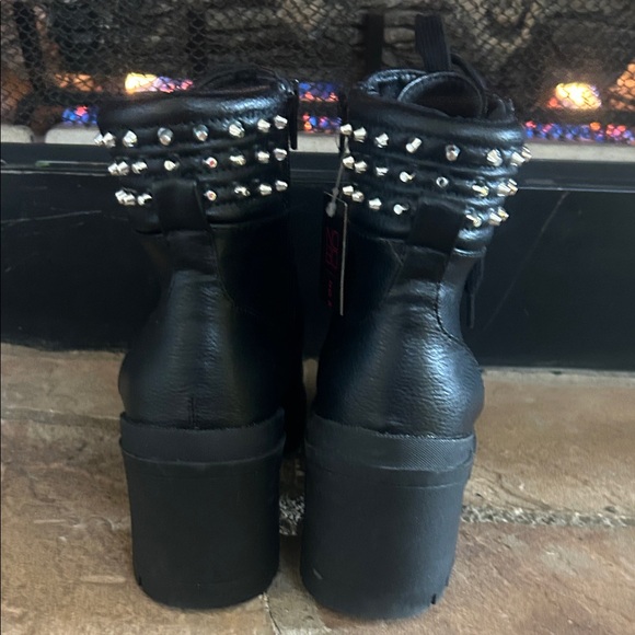 NWT Black Lace-Up Ankle Boots with silver studs. Size 81/2 - Picture 7 of 14